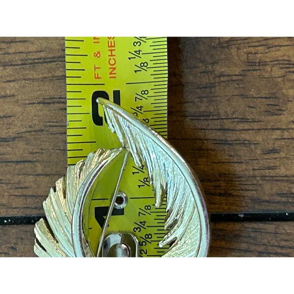 Vintage Lisner Brooch Pin Gold-Tone Curved Feather Elegant 3 Dimensional Design - Picture 14 of 14